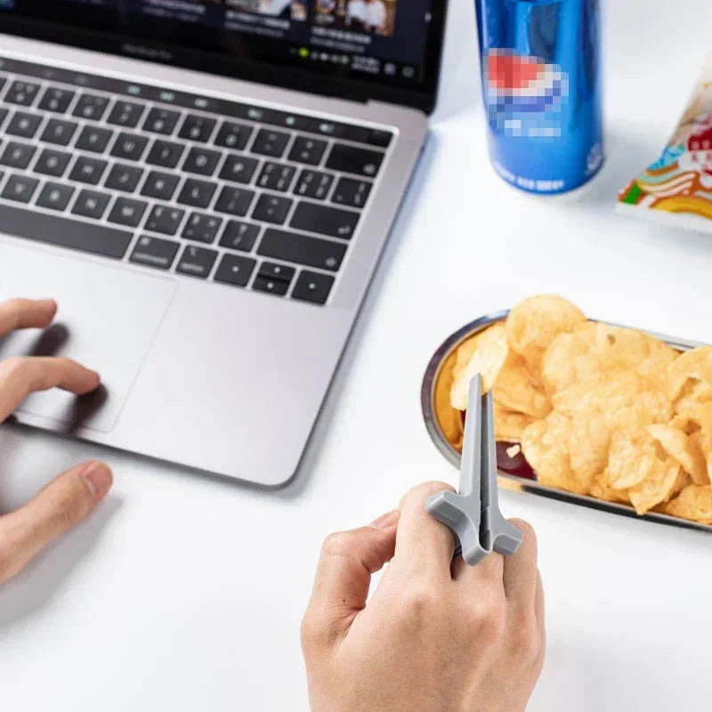Finger Chopsticks – No-Mess Snack Tool for Gamers & Multitaskers